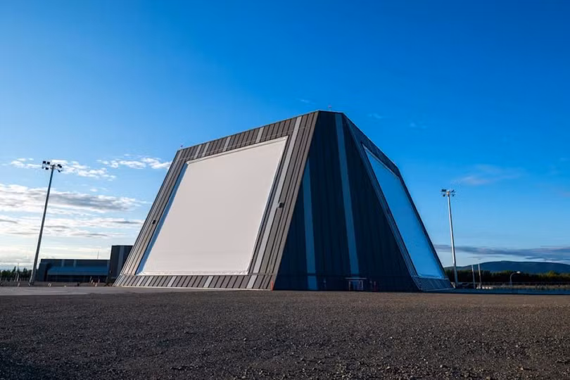 Hệ thống radar tầm xa cảnh báo sớm LRDR của Mỹ ở Alaska. Ảnh: BQP Mỹ.