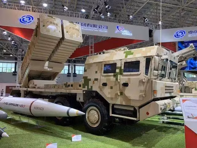 Xe phóng AR-3 và đạn tên lửa chiến thuật Huolong-480 tại IDEX 2023 (Ảnh: QQ). Xe phóng AR-3 và đạn tên lửa chiến thuật Huolong-480 tại IDEX 2023 (Ảnh: QQ).