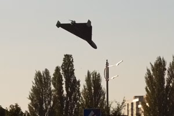Một chiếc UAV Shahed tấn công tự sát vào một tòa nhà ở Kiev hôm 17/10/2022 (Ảnh: AFP). Một chiếc UAV Shahed tấn công tự sát vào một tòa nhà ở Kiev hôm 17/10/2022 (Ảnh: AFP).