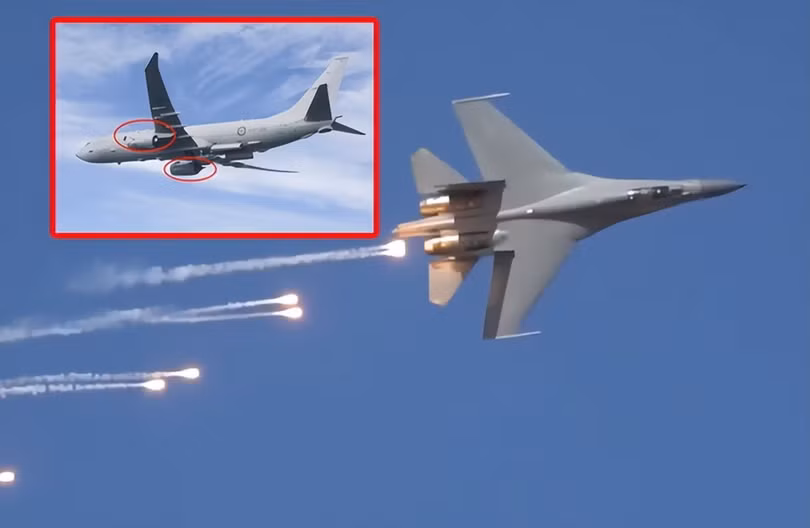 Trong vụ việc xảy ra năm 2022 trên Biển Đông, lá kim loại gây nhiễu do J-16 của PLA thả ra đã bị hút vào động cơ chiếc P-8 của Australia (Ảnh: QQ). Trong vụ việc xảy ra năm 2022 trên Biển Đông, lá kim loại gây nhiễu do J-16 của PLA thả ra đã bị hút vào động cơ chiếc P-8 của Australia (Ảnh: QQ).