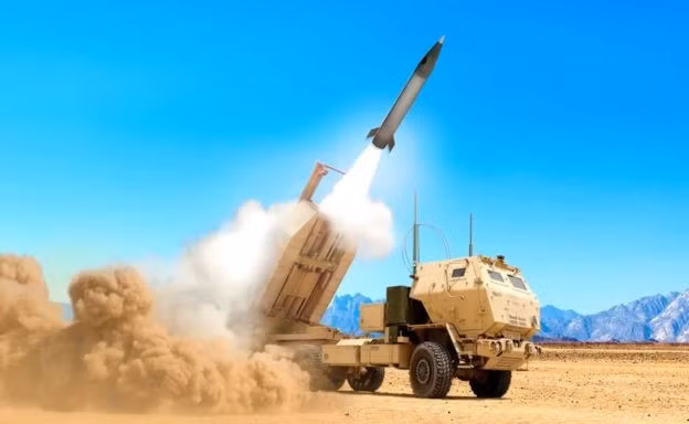 "Tên lửa tấn công chính xác" (Precision Strike Missile, PrSM) được phóng từ bệ phóng HIMARS (Ảnh: LTN). "Tên lửa tấn công chính xác" (Precision Strike Missile, PrSM) được phóng từ bệ phóng HIMARS (Ảnh: LTN).