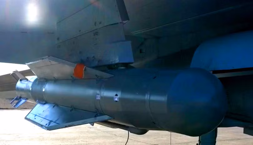Máy bay Su-35 mang bom UPAB-1500B (Ảnh: MetroNews).