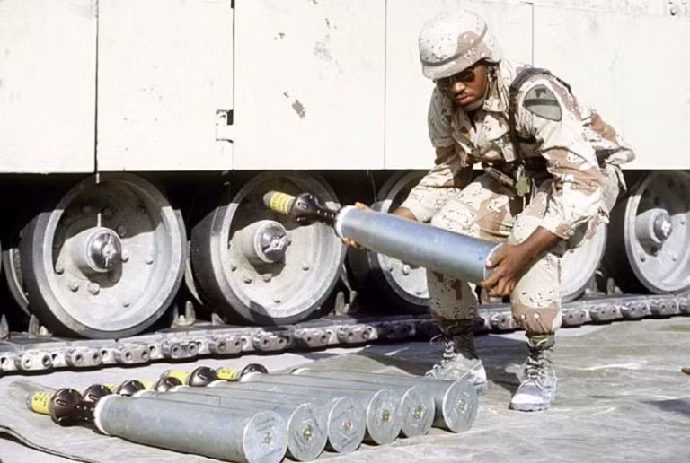Đạn pháo M833 xuyên giáp uranium nghèo cở 105mm quân Mỹ sử dụng cho xe tăng trong Chiến dịch "Lá chắn Sa mạc" năm 1990 (Ảnh: Wiki).