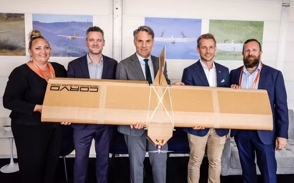 Bộ trưởng Quốc phòng Australia Richard Marles (giữa) và đại sứ Ukraine tại Australia Vasyl Myroshnychenko (thứ 2, trái qua) cùng chiếc Corvo PPDS (Ảnh: Forbes).