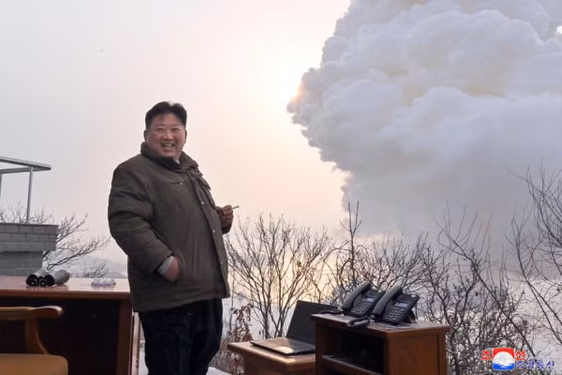 Nhà lãnh đạo Kim Jong-un thị sát tại chỗ việc thử nghiệm động cơ tên lửa siêu mạnh hôm 15/12/2022 ở Sahae (Ảnh: KCNA). Nhà lãnh đạo Kim Jong-un thị sát tại chỗ việc thử nghiệm động cơ tên lửa siêu mạnh hôm 15/12/2022 ở Sahae (Ảnh: KCNA).