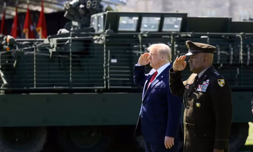ReutersTổng thống Mỹ Donald Trump và Trung tướng Lục quân Mỹ Darryl Williams tại Lễ tốt nghiệp của các học viên tại Học viện quân sự West Point (Ảnh Jonathan Ernst/ Reuters). 
