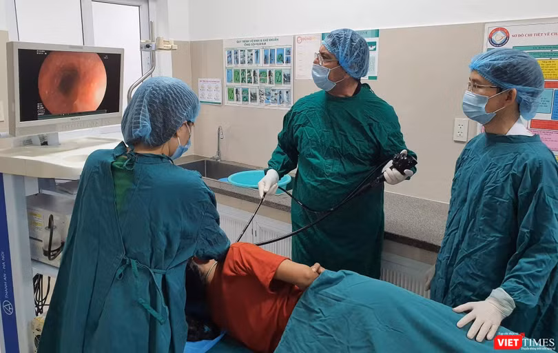 GS. Piter Martinez Beniter khámvà điều trị cho người bệnh 
