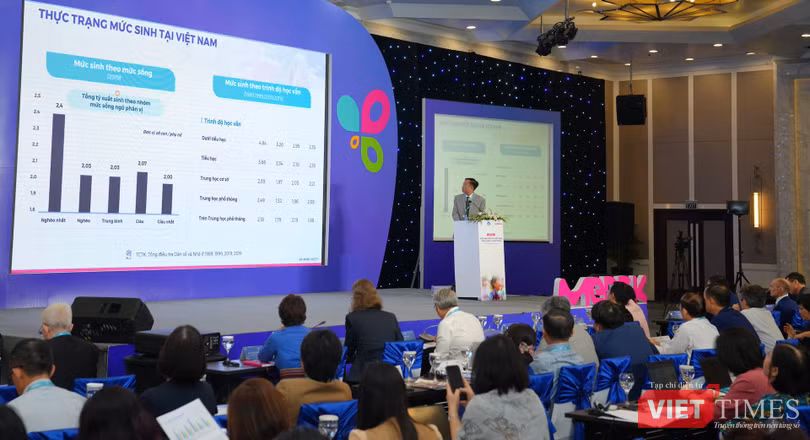 VT_ ThS. BS. Mai Trung Sơn – Chuyên viên Cao cấp, Phó Vụ trưởng Vụ Quy mô Dân số - Kế hoạch hóa Gia đình, Tổng cục Dân số trình bày thực trạng mức sinh tại VN.JPG