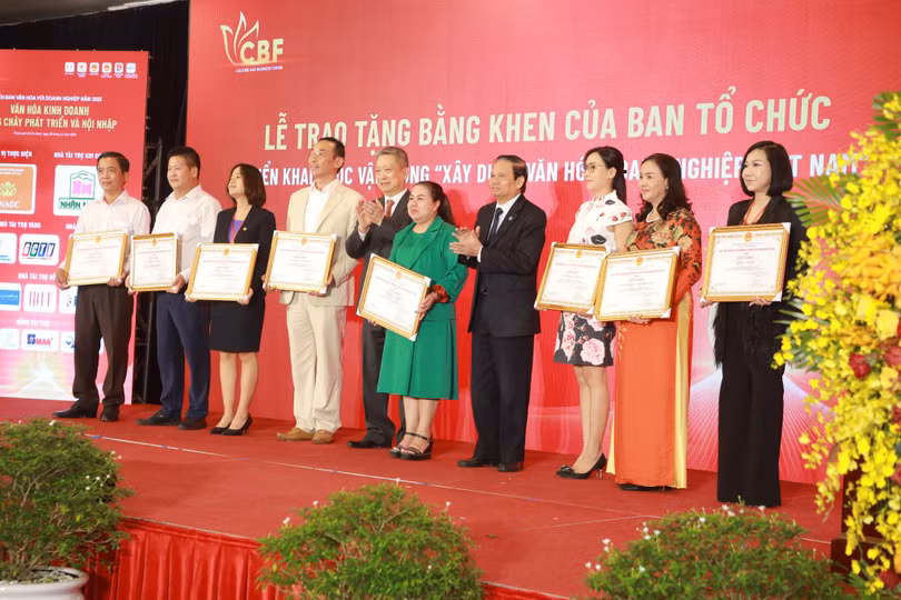 Ông Hồ Anh Tuấn - Chủ tịch Hiệp hội Phát triển văn hóa doanh nghiệp Việt Nam, Trưởng Ban Tổ chức 248 và ông Lê Doãn Hợp - Chủ tịch Hội đồng Quốc gia xét chọn doanh nghiệp đạt chuẩn Văn hoá kinh doanh Việt Nam - trao Bằng khen cho các doanh nghiệp xuất sắc