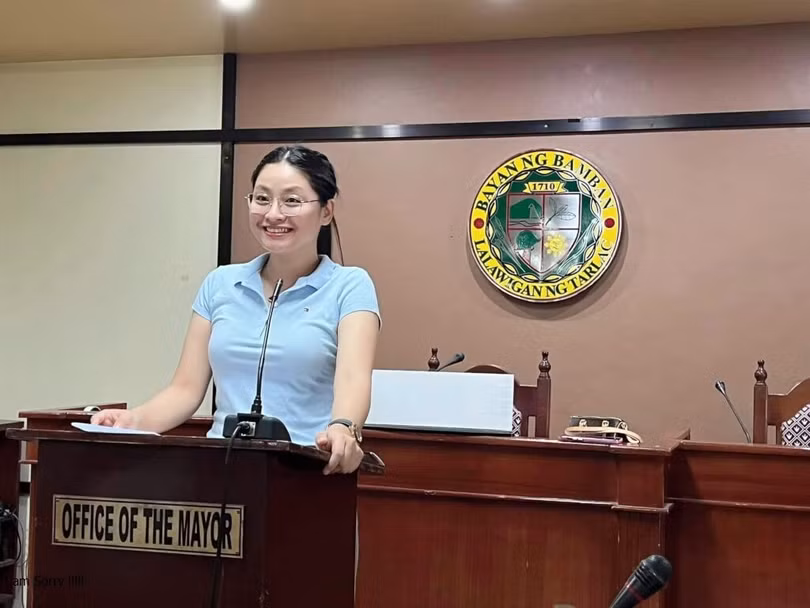 Alice Guo tai van phong.jpg