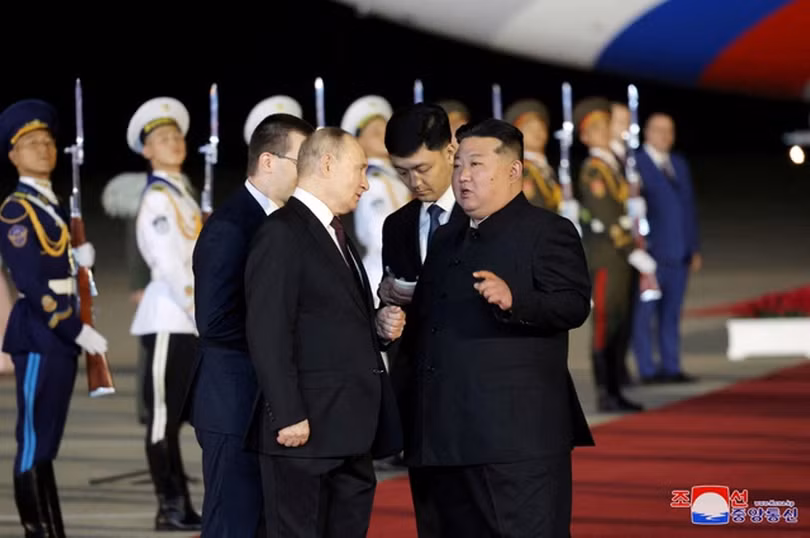 Nhà lãnh đạo Kim Jong-un ra sân bay đón Tổng thống Nga Putin (Ảnh: KCNA)