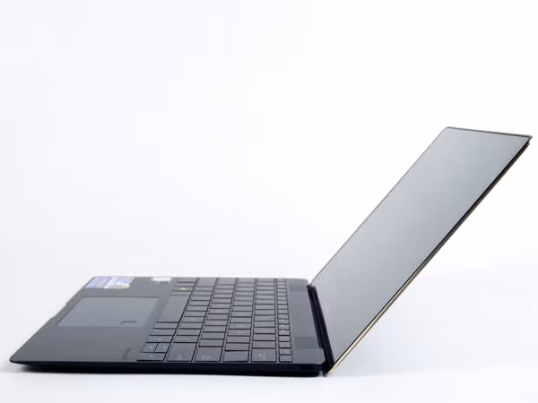 Asus ZenBook 3 thực sự mỏng nhẹ. Thiết kế bản lề cho phép mở màn hình chỉ bằng một ngón tay.