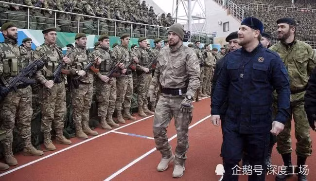 Ông Kadyrov thị sát một đơn vị quân đội Chechnya (Ảnh: Sina). Ông Kadyrov thị sát một đơn vị quân đội Chechnya (Ảnh: Sina).