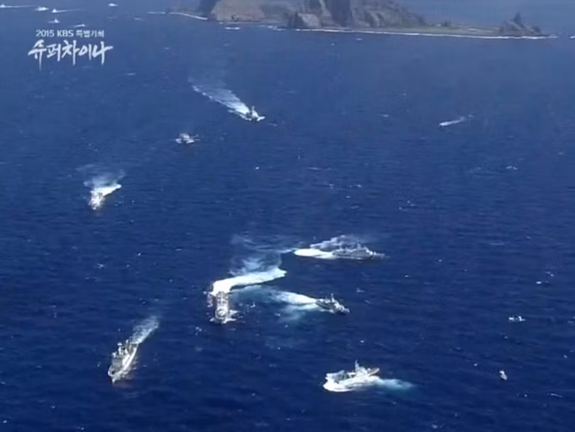 Đụng độ giữa tàu công vụ hai nước Nhật - Trung trên vùng biển Quần đảo Senkaku/Điếu Ngư năm 2015 (Ảnh: KBS). Đụng độ giữa tàu công vụ hai nước Nhật - Trung trên vùng biển Quần đảo Senkaku/Điếu Ngư năm 2015 (Ảnh: KBS).