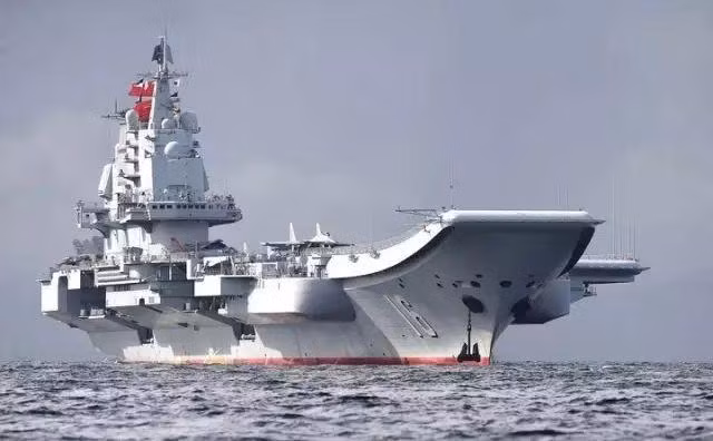 Tàu sân bay Liêu Ninh của Trung Quốc được cải tạo từ một tàu cũ mua của Ukraine, nay Trung Quốc đang đóng chiếc thứ 3 (Ảnh: Sina).