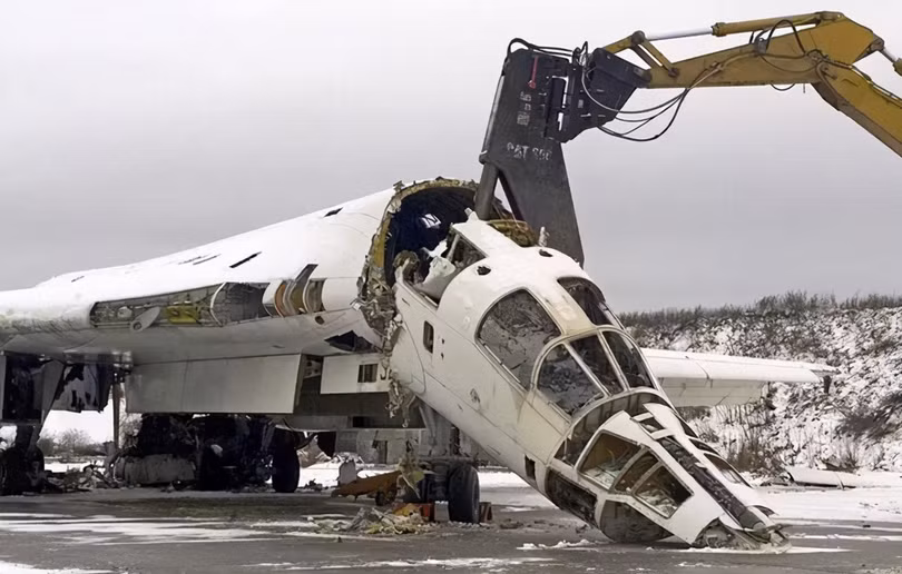 Máy bay ném bom chiến lược Tu-160 của Ukraine bị phá hủy (Ảnh: Sohu).