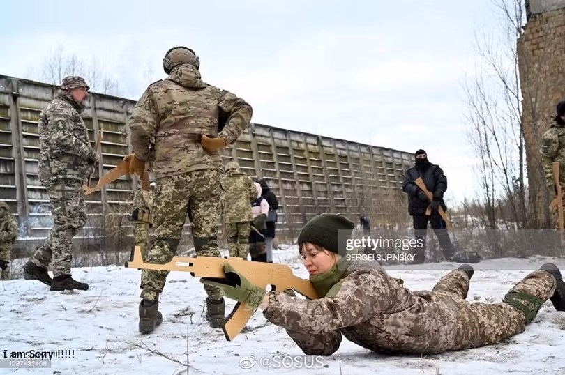 Tổng thống Zelensky hôm 2/2 đã ký sắc lệnh tăng thêm 100 ngàn quân trong 3 năm tới (Ảnh: Getty). Tổng thống Zelensky hôm 2/2 đã ký sắc lệnh tăng thêm 100 ngàn quân trong 3 năm tới (Ảnh: Getty).