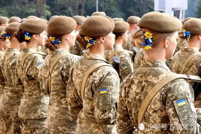 Một đơn vị nữ binh Ukraine tham gia diễu binh (Ảnh: 163.com).