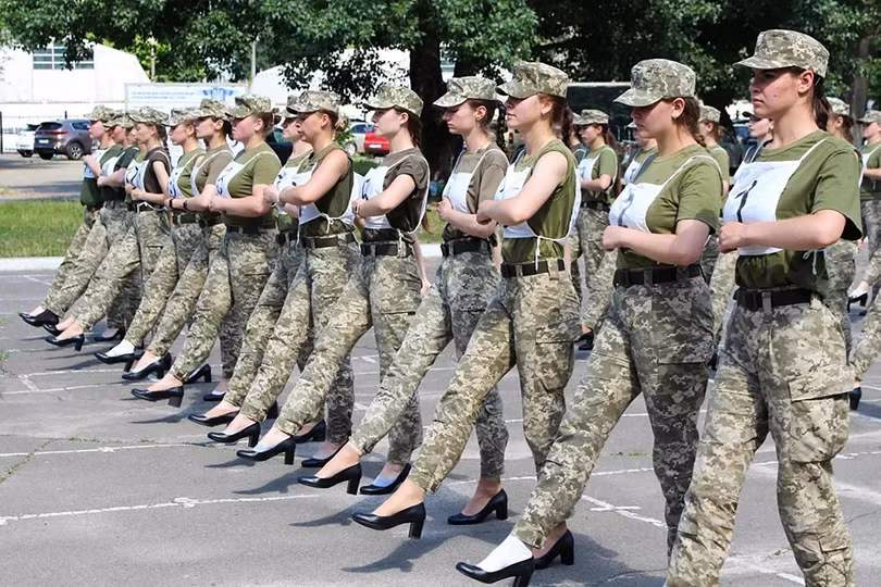 Hồi tháng 7 vừa qua Bộ Quốc phòng Ukraine bị chỉ trích vì để các nữ binh đi giày cao gót tập diễu binh (Ảnh: Sputnik).