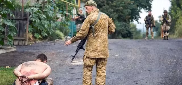 Một lính đánh thuê bị dân quân miền Đông Ukraine bắt (Ảnh: QQ). Một lính đánh thuê bị dân quân miền Đông Ukraine bắt (Ảnh: QQ).