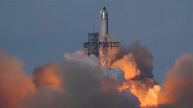 Phi thuyền Starship gắn với tên lửa đẩy Super Heavy được phóng lên từ bãi phóng của SpaceX ở bang Texas (Mỹ) ngày 26/8.