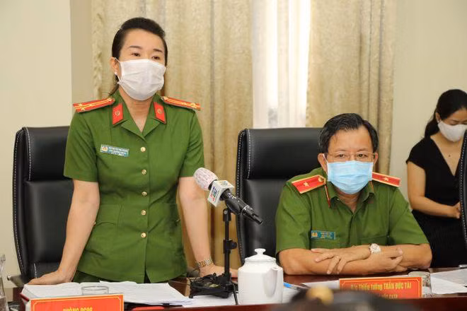 Thượng tá Trang thông tin tại buổi họp báo. Ảnh: KHẢ HOÀ Thượng tá Trang thông tin tại buổi họp báo. Ảnh: KHẢ HOÀ