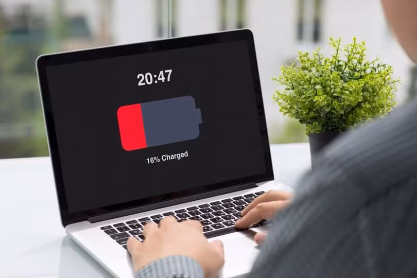 Những sai lầm dễ mắc phải khi sạc thiết bị điện tử ảnh 8 Đợi cạn nguồn mới sạc: Pin Lithium cho hiệu năng hoạt động cao nhất khi duy trì năng lượng ở mức 40%. Một điều hầu như không phải ai cũng biết chính là quá trình sạc ngắt quãng sẽ giúp pin Lithium kéo dài tuổi thọ lâu hơn. Ảnh: WindowReport.