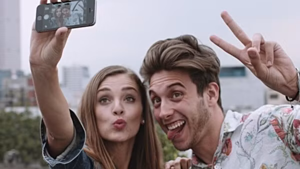 Sử dụng dấu hiệu "V"khi selfie có thể để lộ dấu vân tay của người dùng. Sử dụng dấu hiệu "V"khi selfie có thể để lộ dấu vân tay của người dùng.