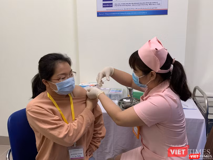 Một trong 6 người tình nguyện đầu tiên được tiêm vaccine COVIVAC do Việt Nam nghiên cứu, sản xuất Một trong 6 người tình nguyện đầu tiên được tiêm vaccine COVIVAC do Việt Nam nghiên cứu, sản xuất