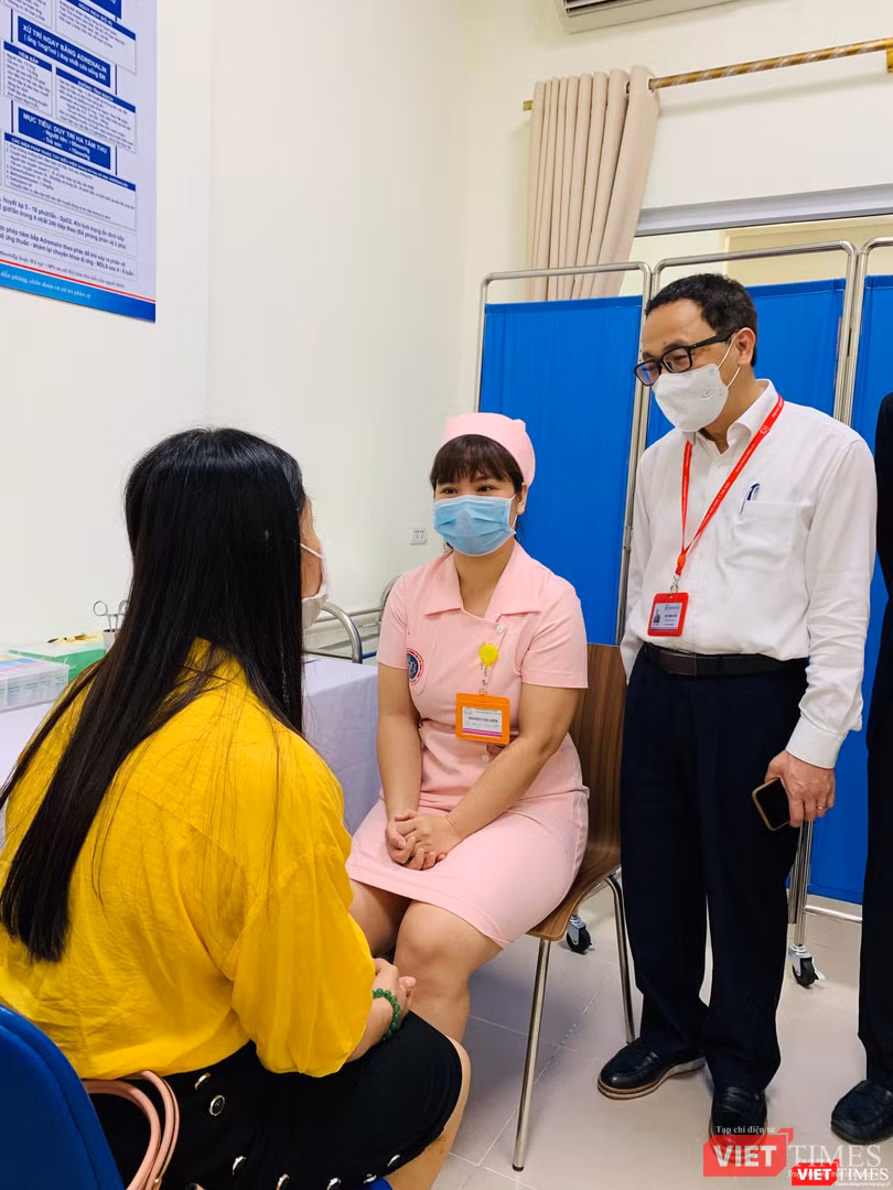 GS.TS.NGND. Tạ Thành Văn trao đổi và động viên người tình nguyện tiêm thử nghiệm vaccine COVIVAC mũi đầu tiên GS.TS.NGND. Tạ Thành Văn trao đổi và động viên người tình nguyện tiêm thử nghiệm vaccine COVIVAC mũi đầu tiên