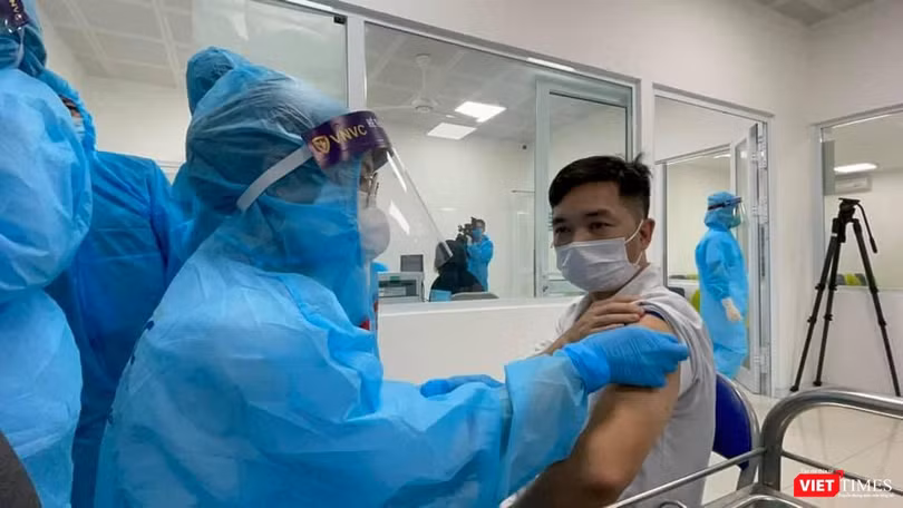 Tiêm vaccine COVID-19