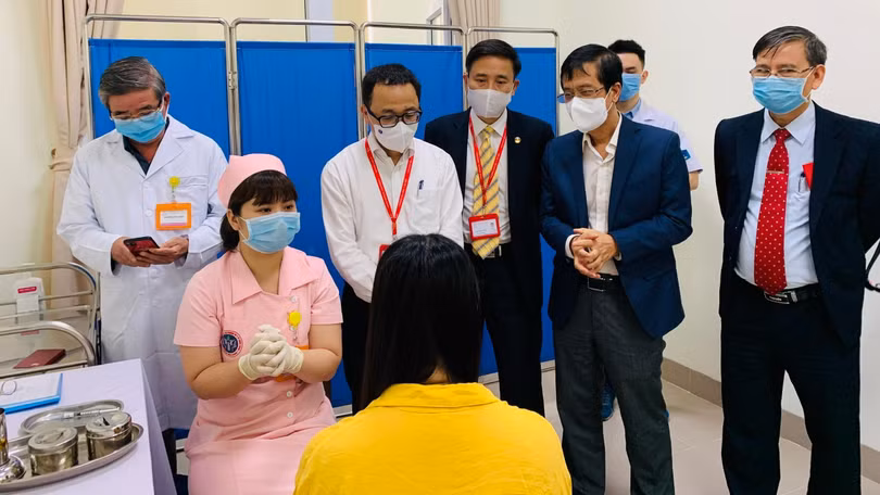 Thứ trưởng Bộ Y tế Trần Văn Thuấn, GS.TS. Tạ Thành Văn – Chủ tịch Hội đồng Trường Đại học Y Hà Nội và nhóm nghiên cứu gặp gỡ, động viên các tình nguyện viên trước giờ tiêm chính thức vacine COVIVAC (sáng nay 15/3).