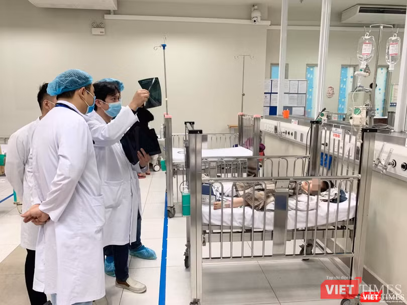 Các bác sĩ kiểm tra phim chụp X-quang của bé H. (Ảnh - BV) Các bác sĩ kiểm tra phim chụp X-quang của bé H. (Ảnh - BV)
