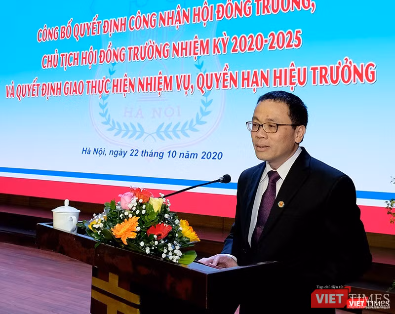 GS.TS. Tạ Thành Văn đọc diễn văn nhậm chức