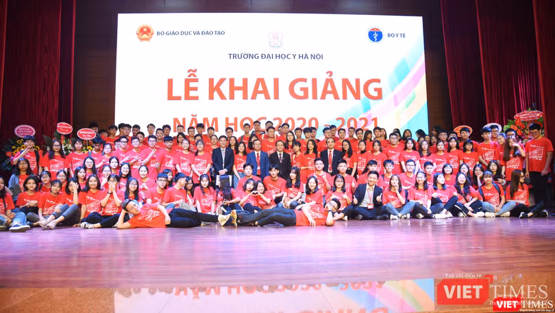 Thầy và trò Trường Đại học Y Hà Nội tưng bừng trong ngày khai giảng năm học mới