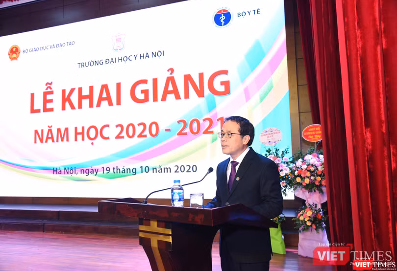 GS.TS. Tạ Thành Văn - Hiệu trưởng Trường Đại học Y Hà Nội - phát biểu