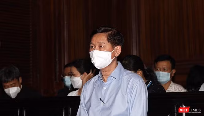 Bị cáo Trần Vĩnh Tuyến, nguyên Phó Chủ tịch UBND TP.HCM ra toà do "nể nang", bị cáo buộc gây thiệt hại cho Nhà nước hơn 672 tỷ đồng. Ảnh: GVT.