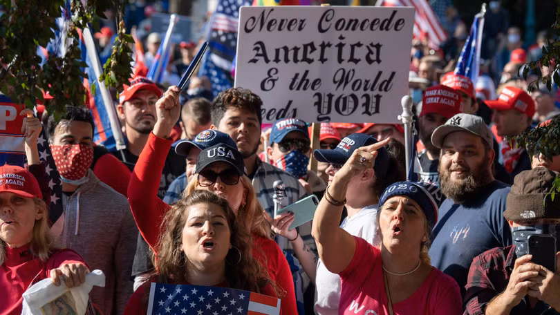 Cuộc tuần hành của nhóm MAGA ủng hộ ông Trump diễn ra tại Washington DC hồi tháng 11 năm 2020 (Ảnh: Reuters) Cuộc tuần hành của nhóm MAGA ủng hộ ông Trump diễn ra tại Washington DC hồi tháng 11 năm 2020 (Ảnh: Reuters)