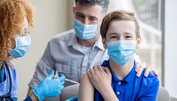 Các nước đang ra sức đẩy mạnh chiến dịch tiêm chủng để có thể kiểm soát đại dịch Covid-19. Ảnh: Reuters
