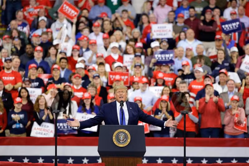Ông Trump trong một cuộc vận động tranh cử với khẩu hiệu: Đưa nước Mỹ vĩ đại trở lại (Ảnh: Getty) Ông Trump trong một cuộc vận động tranh cử với khẩu hiệu: Đưa nước Mỹ vĩ đại trở lại (Ảnh: Getty)