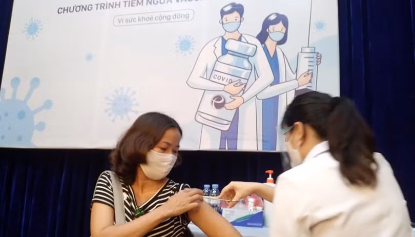 Hiện nay TP.HCM đã hoàn tất tiêm chủng 100% mũi 1 cho người dân từ 18 tuổi trở lên và đạt khoảng 40% dân số tiêm mũi 2. Ảnh: GVT. Hiện nay TP.HCM đã hoàn tất tiêm chủng 100% mũi 1 cho người dân từ 18 tuổi trở lên và đạt khoảng 40% dân số tiêm mũi 2. Ảnh: GVT.