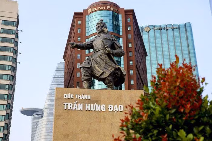 Tượng đài Đức Thánh Trần Hưng Đạo Tượng đài Đức Thánh Trần Hưng Đạo