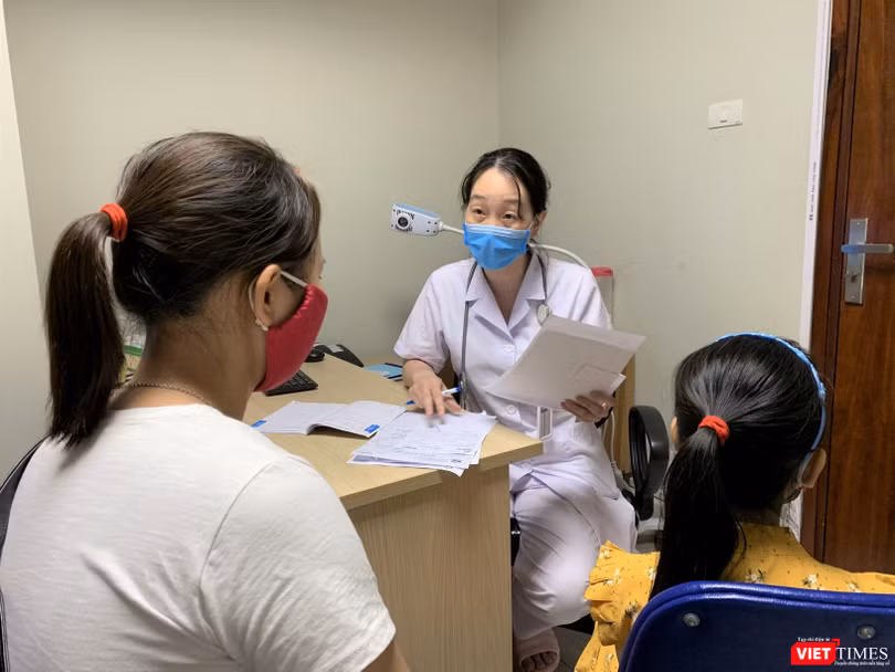 TS. Nguyễn Ngọc Khánh khám, tư vấn cho mẹ và bé gái 6 tuổi dậy thì sớm