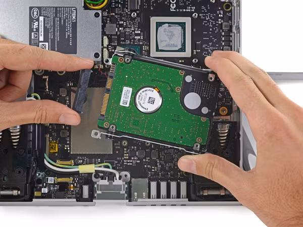 Dù thiết kế khó sửa chữa nhưng Surface Studio vẫn cho phép người dùng nâng cấp ổ cứng. Dù thiết kế khó sửa chữa nhưng Surface Studio vẫn cho phép người dùng nâng cấp ổ cứng.