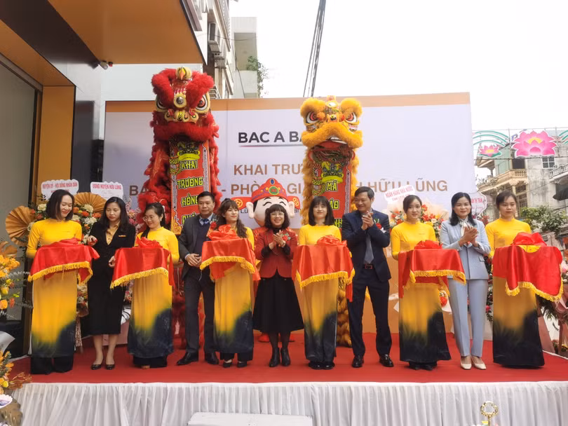 Nghi lễ cắt băng khai trương Phòng giao dịch Hữu Lũng. Ảnh: Bac A bank