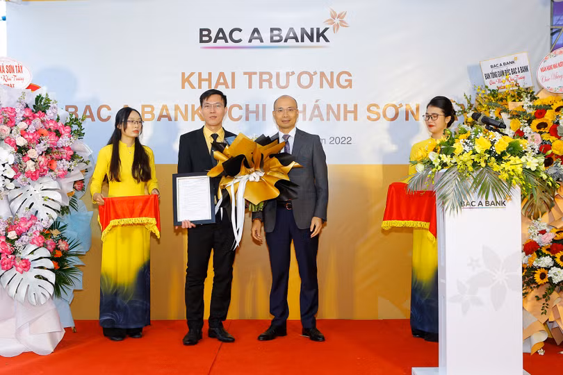 Ông Chu Nguyên Bình, Phó TGĐ BAC A BANK trao quyết định thành lập cho Giám đốc CN Sơn Tây