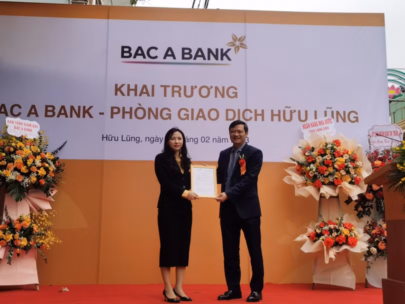 Ông Nguyễn Việt Hanh, Phó Tổng Giám đốc Bac A Bank trao quyết định thành lập cho Giám đốc Phòng giao dịch Hữu Lũng. Ảnh: Bac A bank