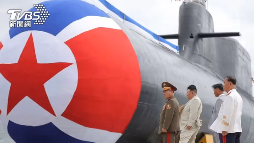 Chủ tịch Kim Jong-un thị sát tàu ngầm tấn công hạt nhân chiến thuật đầu tiên “Hero Kim Kun Ok” của Triều Tiên hạ thủy năm 2023 (Ảnh: TVBS)
