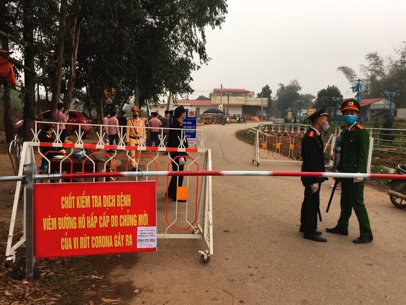 Chốt chặn lối ra vào Khu cách ly xã Sơn Lôi rất hiệu quả ở Bình Xuyên, Vĩnh Phúc (Ảnh: AP).