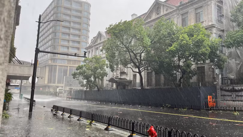 Một góc phố Thượng Hải khi siêu bão Bebinca đổ bộ (Ảnh: Reuters)